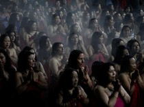 Wanita-wanita di Nepal Mandi Sungai saat Festival, Begini Penampakannya