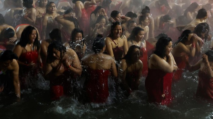RELIGION-NEPAL/ Devotees wait in a queue to offer prayer on the idol of God Madhav Narayan after taking a holy bath during the month-long Swasthani Brata Katha festival at the bank of Hanumante river in Bhaktapur, Nepal January 29, 2024. REUTERS/Navesh Chitrakar