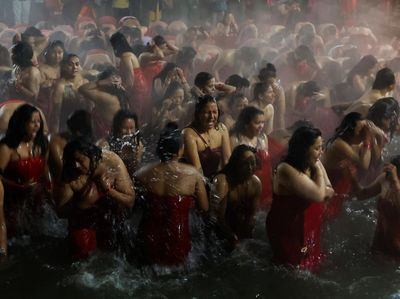 Intip Wanita-wanita di Nepal Saat Mandi Bareng di Sungai