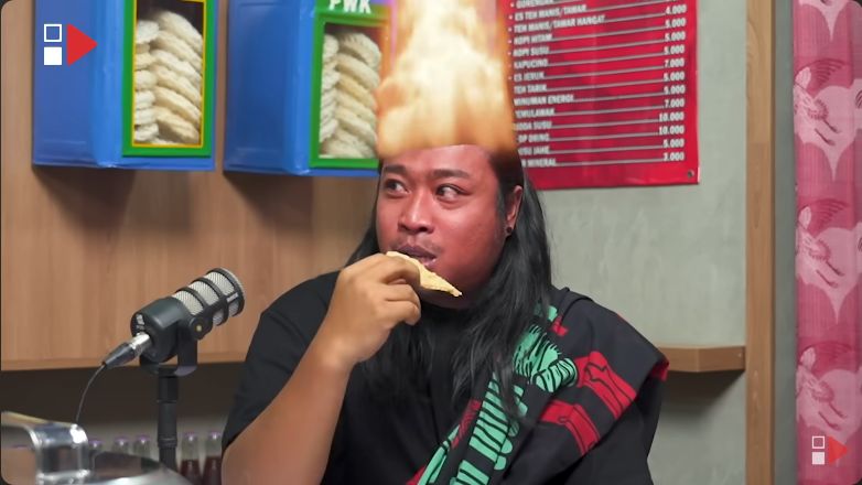 Reza Rahadian makan gorengan, lebih memilih makan sambal dulu