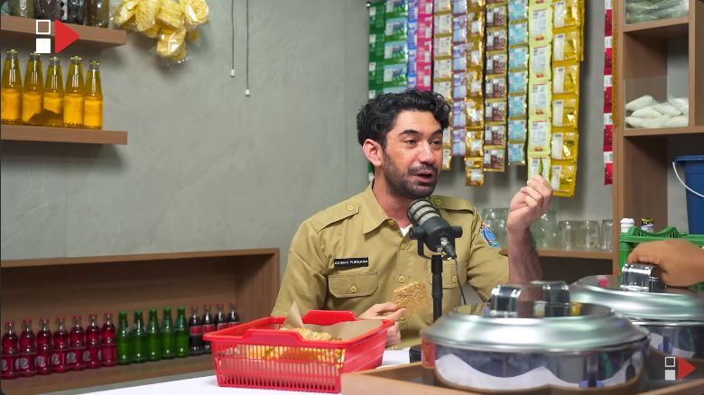 Reza Rahadian makan gorengan, lebih memilih makan sambal dulu