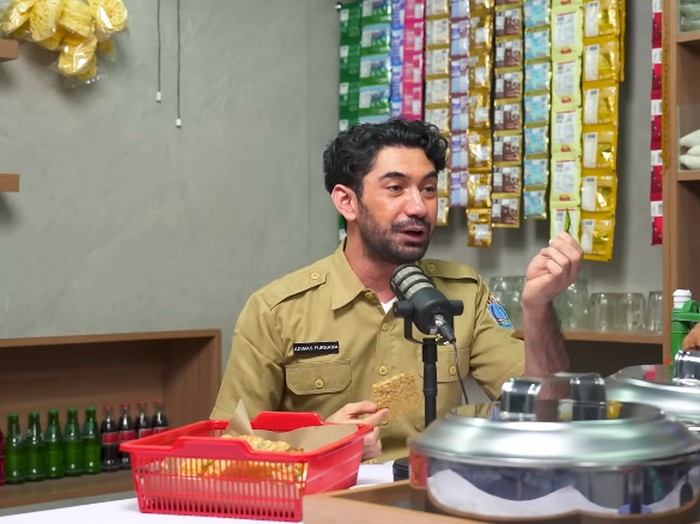 Reza Rahadian makan gorengan lebih pilih makan cabe duluan