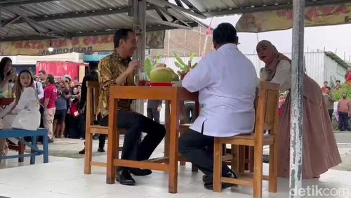Ria Ricis minta kerupuk kepada Prabowo yang lagi makan bareng Jokowi (Rumondang Naibaho/detikcom)