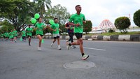 Pelepasan 3.000 pelari dari kategori 5K dan Family Run 2,5K Road to MAIR 2024 Makassar Series dilakukan oleh Wali Kota Makassar Mohammad Ramdhan Pomanto yang didampingi oleh Plt Kepala Dinas Pemuda dan Olahraga Kota Makassar Andi Engka bersama Business Executive Officer Beverages & Culinary Dairy Business Unit PT Nestlé Indonesia Alaa Shaaban.