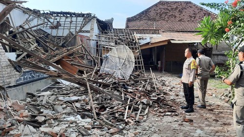 Kondisi rumah yang ambruk di Banjar Dinas Ambengan, Desa Banjar, Kecamatan Banjar, Kabupaten Buleleng, Bali, Senin (29/1/2024).