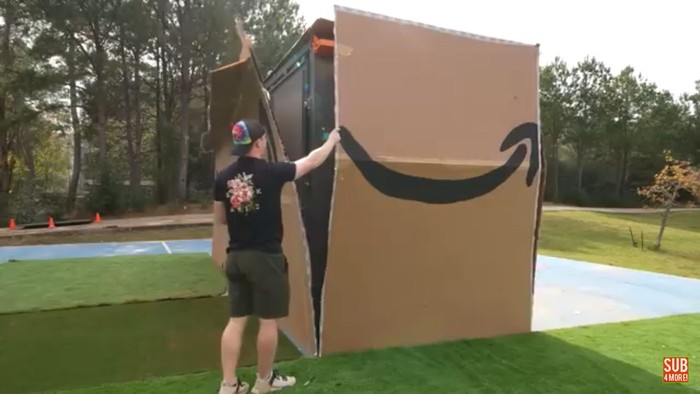 Rumah Modular Dibeli via Onlie, dibungkus kardus saat tiba di lokasi rumah itu berdiri.