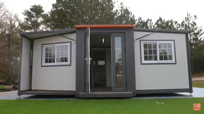 Rumah Modular Dibeli via Onlie, dibungkus kardus saat tiba di lokasi rumah itu berdiri.