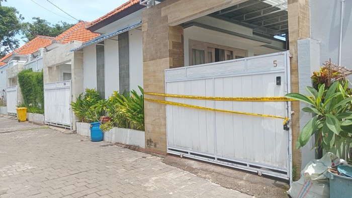 Rumah di Jalan Jempiring, Blok E, Nomor 5, Perumahan Tarumas, Kuta Selatan, Badung, Bali, Senin (29/1/2024). Rumah itu dijadikan tempat tinggal tiga warga Meksiko yang diduga terlibat penembakan warga Turki, Turan Mahmet.
