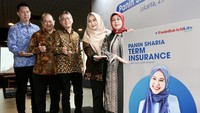 Panin Sharia Term Insurance menyediakan manfaat hingga 200% Santunan Asuransi sejak awal kepesertaan baik nasabah yang sedang berada di dalam negeri maupun di luar wilayah Indonesia. Manfaat ini sangat berguna juga pada saat nasabah melakukan ibadah ke tanah suci. Nasabah juga memiliki pilihan untuk mewakafkan sebagian manfaat asuransi syariahnya sebagai amal jariyah.