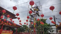 Sejumlah pekerja sedang melakukan pergantian lampion di Kleteng Eng An Kiong Kota Malang.