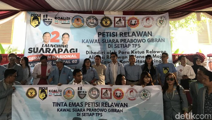 Sejumlah relawan pendukung paslon nomor urut 02 Prabowo Subianto dan Gibran Rakabuming meluncurkan platform digital Suarapagi.id. (Firda Cynthia/detikcom)