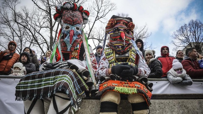 Semarak Festival Topeng di Bulgaria Tandai Puncak Musim Dingin Masked Bulgarian dancers, wearing elaborated colourful costumes perform during the 30th International Festival of Masquerade Games