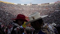 Penonton menunggu dimulainya adu banteng di Plaza de Toros, di Mexico City, Minggu (28/1/2024).  
