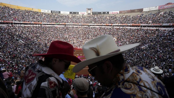 Spectators wait for a bullfight at the Plaza Mexico, in Mexico City, Sunday, Jan. 28, 2024. Bullfighting returned to Mexico City after the Supreme Court of Justice overturned a 2022 ban that prevented these events from taking place in the capital. (AP Photo/Fernando Llano)
