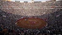 Arena adu banteng ini memiliki kapasitas sekitar 50.000 orang.  