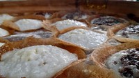 Serabi Solo Mahmud juga patut dicoba untuk camilan. Lokasinya berada di kawasan Karet Semanggi. Varian yang bisa dicoba adalah original, nangka, cokelat, dan keju. Harganya juga terjangkau lho! Foto: Google Review