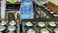 Di Jati Padang, Jakarta Selatan juga ada serabi Solo enak. Namanya Serabi Solo Mandiri yang berjualan di teras rumah sang pemilik. Varian original dan cokelat terasa enak dijadikan camilan. Foto: Google Review
