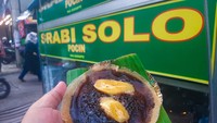 Serabi Solo Mas Sugiarto juga direkomendasikan untuk dicoba. Lokasinya berada di depan gang menuju Stasiun Pondok Cina. Variannya komplet, paling enak ada cokelat, pisang, dan nangka. Harganya Rp 3.000 - Rp 4.000 per buahnya. Foto: Google Review
