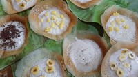 Serabi Solo Artonyoto di Tapos, Depok juga bisa dijadikan alternatif. Untuk variannya ada original, pisang, nangka, cokelat, keju, maupun campur. Serabi di sini harganya mulai dari Rp 3.000-an. Foto: Google Review/Dok. Artonyoto
