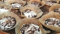Serabi Notosuman yang populer di Solo juga ada di Pasar Modern BSD, Tangerang Selatan. Hanya menawarkan 2 varian, yaitu original dan cokelat. Harga per buahnya dibanderol Rp 4.700 - Rp 49.000, ada juga menu per paket. Foto: Google Review/Deasy Foodie