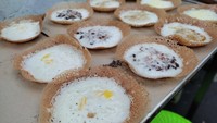 Serabi Solo yang enak juga bisa ditemui di kawasan Petukangan Utara. Namanya Serabi Solo Kraton. Harganya mulai dari Rp 2.500 dengan varian cokelat keju, nangka, aren, dan lainnya. Foto: Google Review/Dok. Serabi Solo Kraton