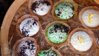 Serabi Solo Roso Tuman yang ada di Cikini, Jakarta Pusat ini bisa kamu hampiri. Sang penjual menawarkannya dengan gerobak sederhana. Varian cokelat dan nangka yang paling laris, seporsinya dibanderol Rp 20.000 berisikan 5 serabi. Foto: Google Review/dok. Serabi Roso Tuman