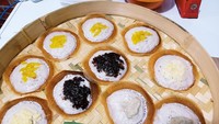 Kalau ingin menikmati serabi Solo sebagai camilan bisa mengunjungi gerai Serabi Solo Abdi Dalem. Lokasinya ada di Tanjug Duren, Jakarta Barat. Harganya dibanderol Rp 4.500 - Rp 5.500. Uniknya di sini juga ada varian Oreo dan durian lho! Foto: Google Review/Jhony Karawang