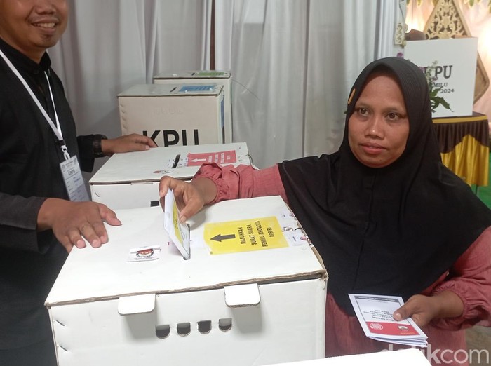 Simulasi pemungutan dan penghitungan suara pada pemilu 2024 di Jepangrejo, Kabupaten Blora, Senin (29/1/2024).