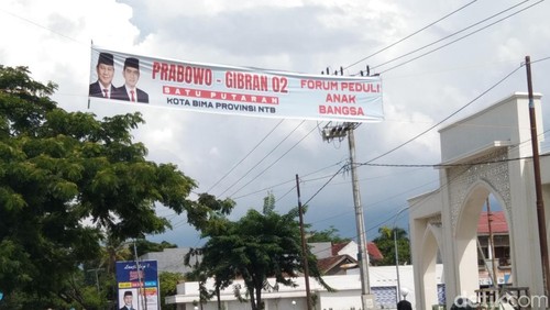 Spanduk Prabowo-Gibran satu putaran yang dipasang di jalan protokol tepatnya di depan mesjid Agung Al Muwahidin Lingkungan Tolomundu, Kelurahan Nae, Kota Bima, NTB, Senin, (29/1/2024). (Dok. Rafiin/detikBali)