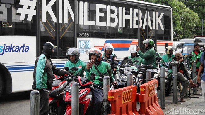 Stasiun Jakarta Kota Dipenuhi Ojol, Semrawut Ta? Kawasan depan Stasiun Jakarta Kota kerap dipenuhi driver ojol yang menunggu penumpang. Mereka biasanya mangkal di trotoar depan stasiun.