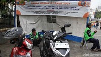 Seharusnya, pemerintah menyediakan shelter untuk menata para ojol di tempat itu.