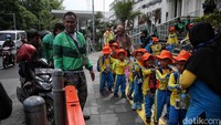 Keberadaan ojol di trotoar menggangu para pejalan kaki yang melintas.