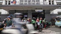 Sejumlah pengemudi ojol menunggu penumpang di kawasan depan Stasiun Jakarta Kota, Jakarta Barat, Senin (29/1/2024).
