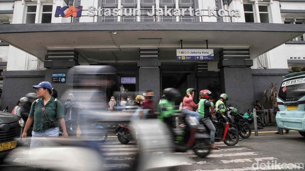 Kawasan depan Stasiun Jakarta Kota kerap dipenuhi driver ojol yang menunggu penumpang. Mereka biasanya mangkal di trotoar depan stasiun.