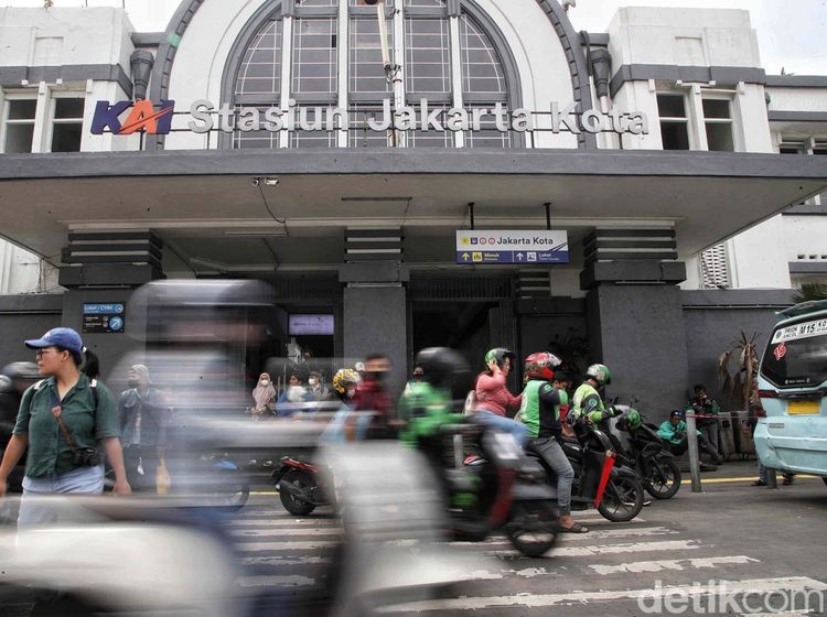 Semrawutnya Stasiun Jakarta Kota Dibajak Ojol, Gak Bahaya Tah?