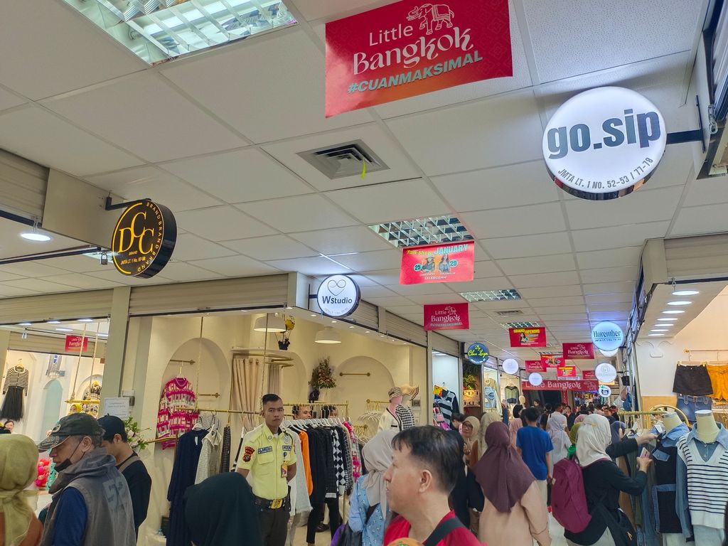 Suasana Little Bangkok Pasar Tanah Abang, Senin (29/1/2024), (CNBC Indonesia/Martyasari Rizky)