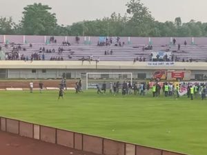 Kekecewaan Suporter Masuk Lapangan Usai Persela Ditahan Imbang Malut United