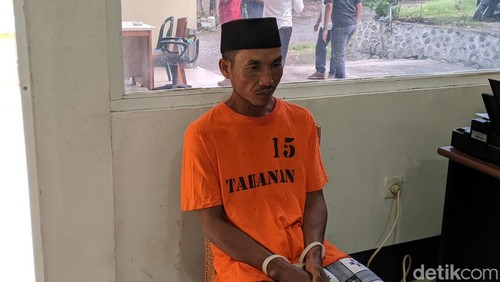 Suriatman, pelaku pembunuhan istri di Lombok Tengah ditangkap polisi, Senin (29/1/2024). (Foto: Ahmad Viqi/detikBali)
