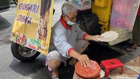 Setiyono (58) dan istrinya. Keduanya menginisiasi program ini agar bisa berbagi kepada masyarakat dan telah dijalankan sejak awal Pandemi COVID-19 hingga saat ini.
