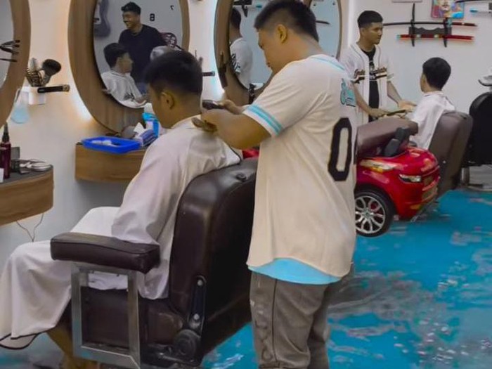 Tangkapan layar menunjukkan barbershop di Lhokseumawe saat kebanjiran