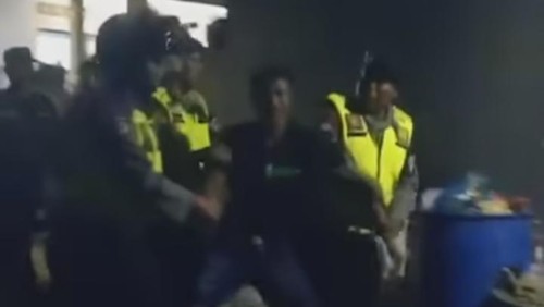 Tangkapan layar video penggerebekan sebuah kos-kosan di kawasan Mengwi, Kabupaten Badung, Bali, viral di media sosial.