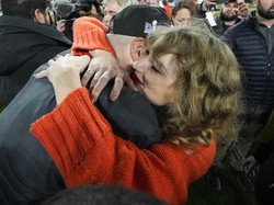 Momen Bucin Taylor Swift dan Travis Kelce, Ciuman di Tengah Lapangan