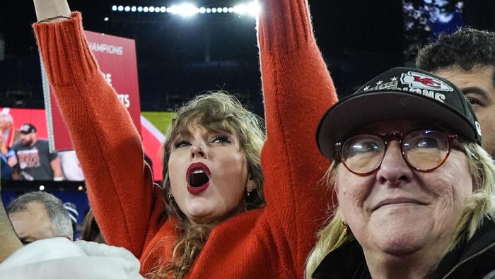 Taylor Swift speaks with Kansas City Chiefs tight end Travis Kelce after an AFC Championship NFL football game against the Baltimore Ravens, Sunday, Jan. 28, 2024, in Baltimore. The Kansas City Chiefs won 17-10. (AP Photo/Julio Cortez)