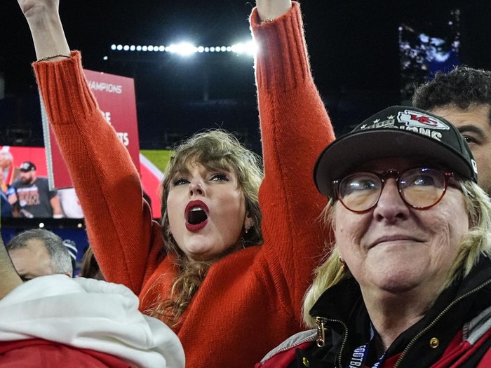 Taylor Swift speaks with Kansas City Chiefs tight end Travis Kelce after an AFC Championship NFL football game against the Baltimore Ravens, Sunday, Jan. 28, 2024, in Baltimore. The Kansas City Chiefs won 17-10. (AP Photo/Julio Cortez)