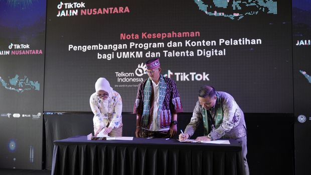 Telkom bekerjasama dengan Telkom dalam mendigitalisasi para pelaku UMKM di Indonesia.