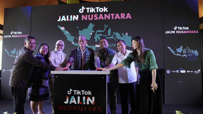 Telkom bekerjasama dengan Telkom dalam mendigitalisasi para pelaku UMKM di Indonesia.