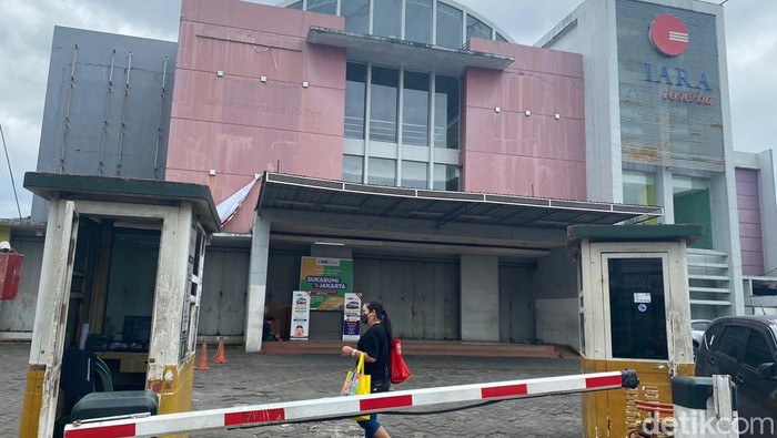 Toserba Tiara di Sukabumi.