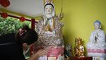Tradisi Cuci Patung Dewa Jelang Imlek di Vihara Avalokitesvara Palangka Raya