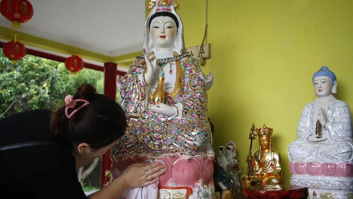 Tradisi cuci patung dewa jelang imlek 2575 Seorang warga keturunan Tionghoa membersihkan rupang atau patung di Vihara Avalokitesvara, Palangka Raya, Kalimantan Tengah, Minggu (28/1/2024). Tradisi pencucian dan pembersihan sejumlah patung dewa dewi tersebut dilakukan dalam rangka menyambut tahun baru Imlek Tahun 2575 pada Sabtu 10 Pebruari 2024. ANTARA FOTO/Auliya Rahman/nym.