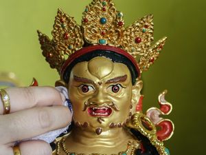 Tradisi Cuci Patung Dewa Jelang Imlek di Vihara Avalokitesvara Palangka Raya